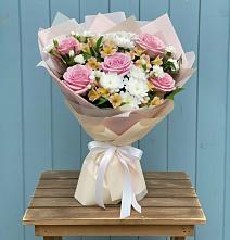 Букет цветов из:  Гвоздики, Орхидеи и Розы в Яшкино