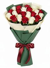 Букет Микс из красных и белых роз в Яшкино