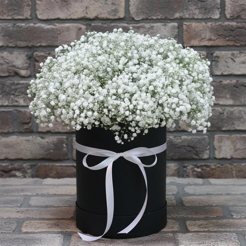 Цветочная композиция из Гипсофила в шляпной коробке в Яшкино