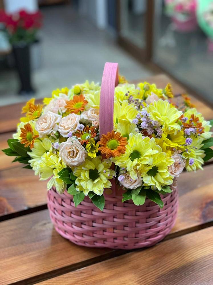 Цветочная композиция из Хризантемы и Розы в корзине в Яшкино