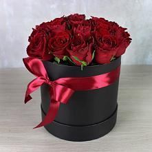 Цветочная композиция из Розы в шляпной коробке в Яшкино