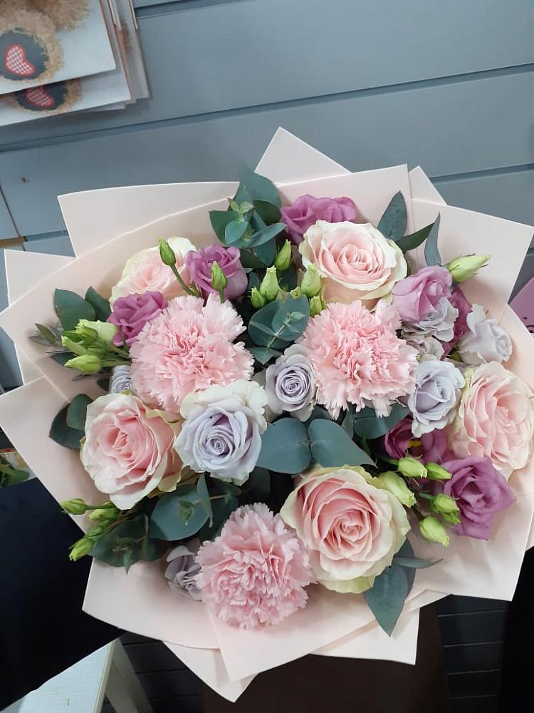 Букет цветов из: Розы, Гвоздики и Лизиантусы в Яшкино